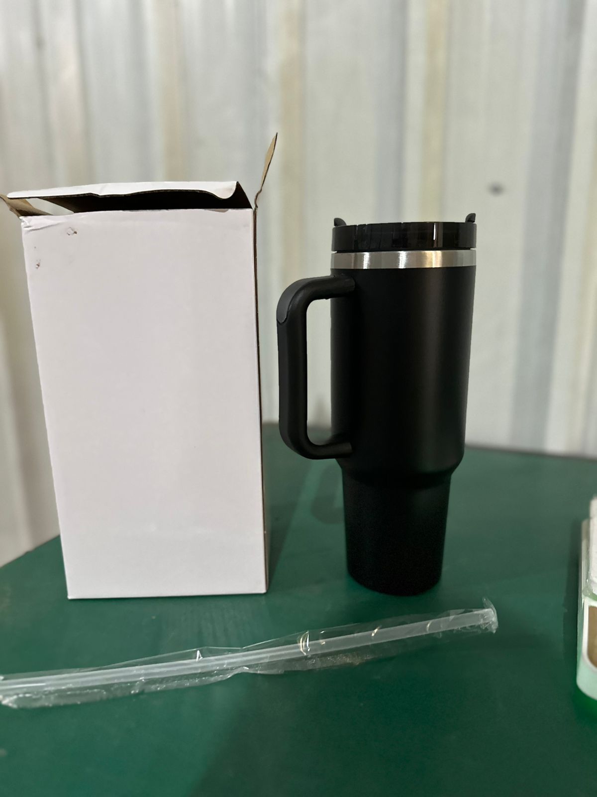 Thumbler Vaccum Sealed Cup With Straw